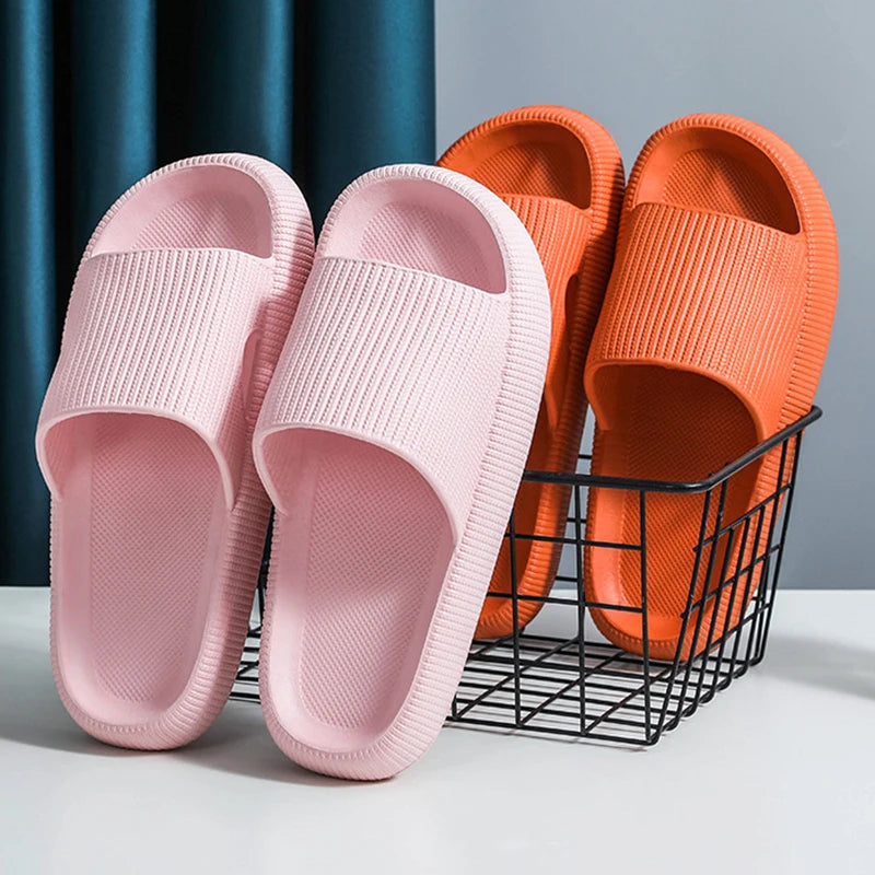 Chinelos femininos de plataforma grossa, chinelos de nuvem para ambientes internos, sola macia de Eva, sandálias femininas antiderrapantes para praia, verão 2025 Sucesso Ativa